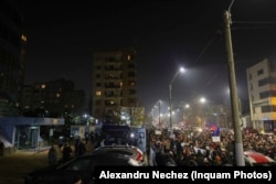 Câteva sute de persoane protestează în fața sediului Consiliului Superior al Magistraturii, miercuri, 10 decembrie 2025.