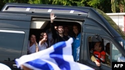 ХАМАС тұтқынынан босаған израильдің Гай Гильбоа Далал ауруханаға барар жолда жұртқа қол бұлғап отыр. Израиль, 13 қазан, 2025 жыл