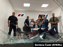 Президент Сербии Александар Вучич общается с прессой в разрушенном здании правящей Сербской прогрессивной партии 18 августа 2025 года