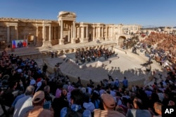 Гергиев дирижирует концертом в Пальмире на руинах античного города. Сирия, май 2016