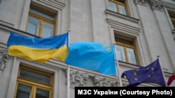 Церемонія урочистого підняття кримськотатарського національного прапора перед будівлею МЗС України. Київ, 2025 рік