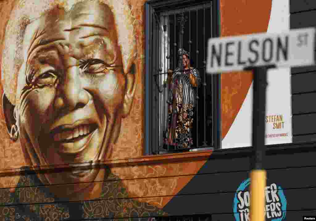 Фреска Манделы, нарисованная Стефаном Смитом, в рамках празднования Дня Манделы, который отмечается в день рождения иконы борьбы с апартеидом и первого демократического президента Южной Африки Нельсона Манделы, Кейптаун, Южная Африка, 18 июля 2025 года. REUTERS/Esa Alexander