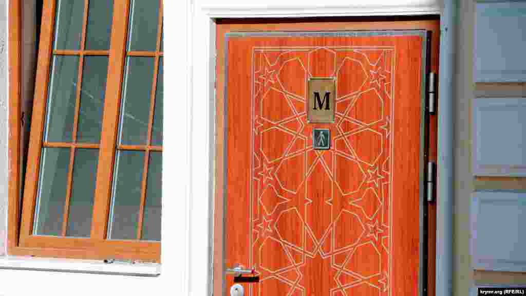 Bu binada abdest hane yerleşken