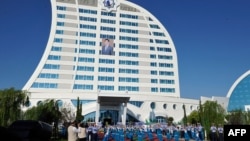 Один из отелей в Авазе по названием Гами (Корабль) достроили в 2016 году, но большую часть времени он пустует