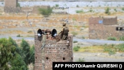 په شمالي وزیرستان کې یو پوځي سرتېری د جومات له منارې سیمه څاري - انځور له ارشیفه. 