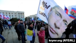 Участники годовщины российской аннексии Крыма на площади Ленина в Симферополе, архивное фото