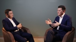 Қазақстан президентінің кеңесшісі Ерлан Қарин (оң жақта) Азаттық тілшісі Қасым Аманжолға сұхбат беріп отыр. Алматы, 29 қазан 2019 жыл.