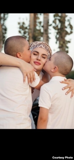 Жительница Ташкента Диана, которой диагностировали рак молочной железы, вместе со своими детьми