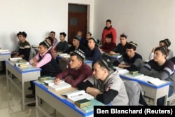 Шинжаңдагы тарбия лагери.