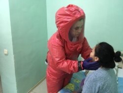 Врач-инфекционист осматривает пациента. Иллюстративное фото.