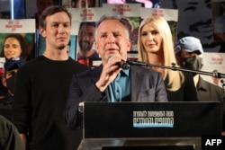 Посланець президента США Стів Віткофф (у центрі), а поруч з ним американський бізнесмен Джаред Кушнер (ліворуч) та його дружина Іванка Трамп, донька президента США