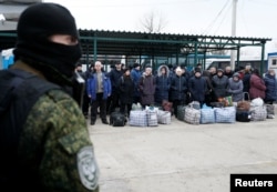 Цивільні заручники очікують обміну на пункті пропуску «Майорськ» в Донецькій області, 29 грудня 2019 року