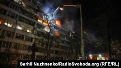 У Дніпровському районі Києва внаслідок влучання у 9-поверховий будинок 3 людини загинули