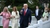 Президент США Дональд Трамп і перша леді Меланія Трамп відвідують щорічне катання великодніх яєць на галявині біля Білого дому. Вашингтон, 21 квітня 2025 року
