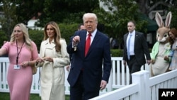 Президент США Дональд Трамп і перша леді Меланія Трамп відвідують щорічне катання великодніх яєць на галявині біля Білого дому. Вашингтон, 21 квітня 2025 року
