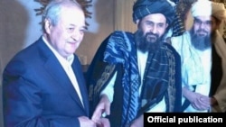 Абдулазиз Комилов Толиблар раҳбарларидан бири Мулла Бародар билан Ўзбекистонда, 2019 йил.