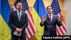 US Secretary of State Marco Rubio (r) and Ukrainian delegation head Andriy Yermak speak to the media following their Geneva talks on November 23.