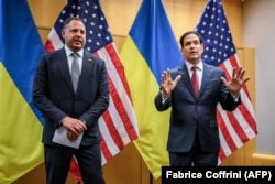 Держсекретар США Марко Рубіо та керівник ОПУ Андрій Єрмак на пресконференції після закритих переговорів щодо плану США щодо припинення війни в Україні в місії США в Женеві, Швейцарія, 23 листопада 2025 року