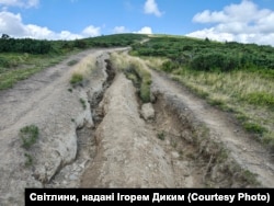 Джипінг і вода руйнують гору Петрос