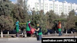Aşgabat, köçe arassalaýn aýallar