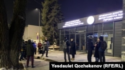 Сторонники активиста и автора сатирического паблика Qaznews24 Темирлана Енсебека у здания полиции, где проходил суд об избрании меры пресечения. Алматы, 18 января 2025 года