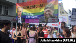 Оьрсийчоьнан президент Путин Владимир а, Нохчийчоьнан куьйгалхо Кадыров Рамзан а Берлинерчу ЛГБТ-боламерчу плаката тIехь, 2019 шо. Гайтаман сурт