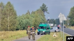 Пожежники охороняють ділянку, куди могли впасти частини безпілотника, Польща, 10 вересня 2025 року