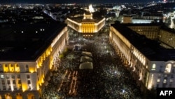 O fotografie aeriană arată mulțimea în timpul unui protest antiguvernamental în Piața Independenței din Sofia, pe 1 decembrie 2025.
