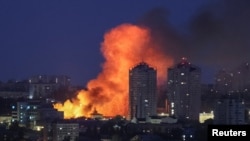 Огонь и дым в результате российского удара по Киеву. Ночь на 6 июня 2025