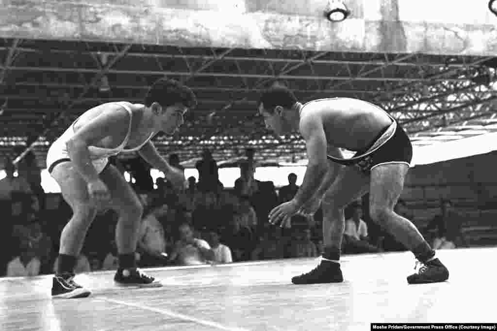 Борці з Ізраїлю та Ірану під час сьомої Маккабіади в Тель-Авіві, Ізраїль, у серпні 1965 року. Ці ігри проводяться кожні чотири роки для єврейських спортсменів з усього світу.Євреї проживали на території Ірану протягом тисячоліть. У 1970-х роках в країні налічувалося майже 100 000 євреїв. Станом на 2012 рік їх залишилося лише 8 756