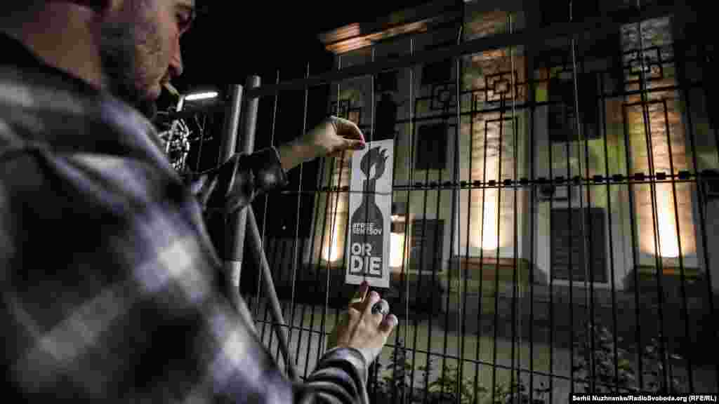 Bildirilgenine köre, faaliyetçiler tarafından binanıñ proyektor vastasınen «yaqılğanını» körmek içün elçihane yanındaki tedbirge onlarca insan keldi