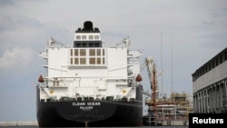 Сұйылтылған табиғи газ таситын танкер Польшадағы терминалда. 2017 жылғы сурет.