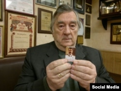 Александр Проханов с иконкой Сталина в руках