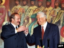 Олександр Лукашенко і 1-й президент РФ Борис Єльцин в Кремлі