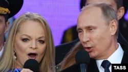 Владимир Путин и певица Лариса Долина поют российский гимн на концерте по случаю первой годовщины присоединения Крыма к России, 18 марта 2015 года (иллюстративное фото)