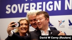 Лидер SPD Томио Окамура (справа) и его западные друзья: глава французской крайне правой партии "Национальное объединение" Марин Ле Пен и лидер нидердандской Партии свободы Герт Вилдерс