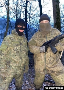 Виталий (слева) с сослуживцем