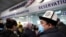 Кыргызстанцы в аэропорту, ожидающие вылета.