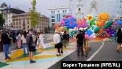 Велетні-звірі та рослини з картин Марії Примаченко, переосмислені CHIAOZZA. Київ, вересень 2025 року