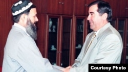 Бириккен тажик оппозициясынын лидери Абдулло Нури менен тажик президенти Эмомали Рахмон.