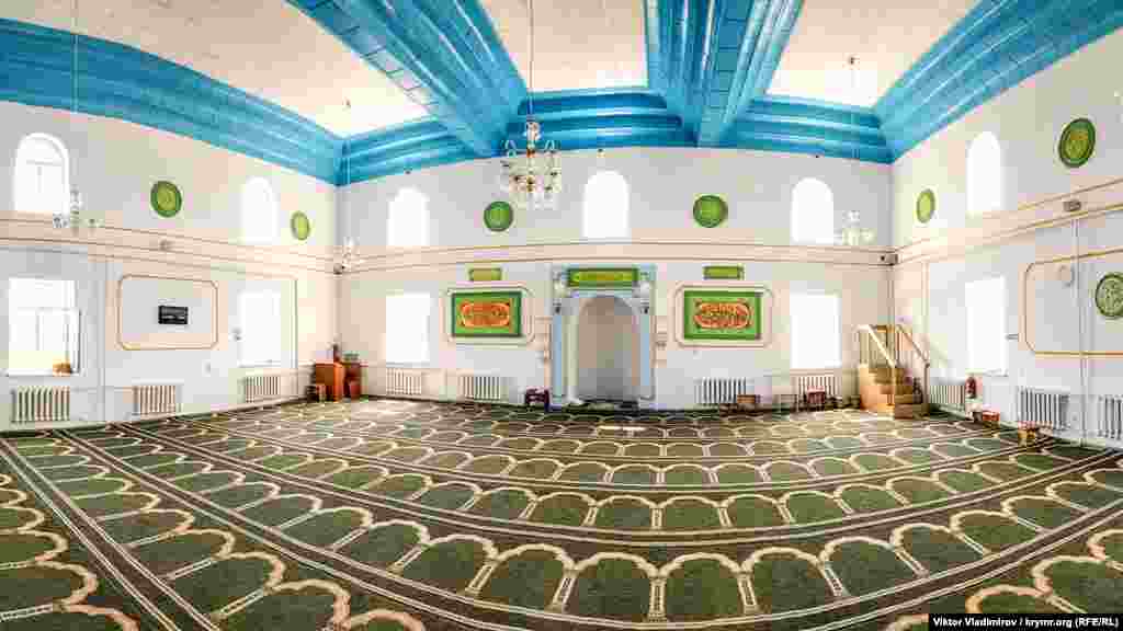 Caminiñ eñ büyük odası, mında cuma namaz keçirile