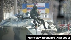 Российские военные без опознавательных знаков блокируют украинских морпехов в Керчи. Крым, 13 марта 2014 года 