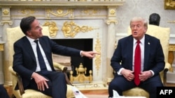 Президент США Дональд Трамп зустрічається з генеральним секретарем НАТО Марком Рютте (ліворуч) в Овальному кабінеті Білого дому у Вашингтоні 14 липня 2025 року