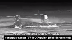 Скриншот з відео ГУР МО України, на якому дрон наближається до аеродромного РЛК «Іртиш» під Сімферополем, 4 грудня 2025 року