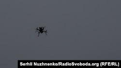 Дрон в небі, ілюстративне фото 