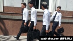 Молодые люди у здания университета в Ашгабате.