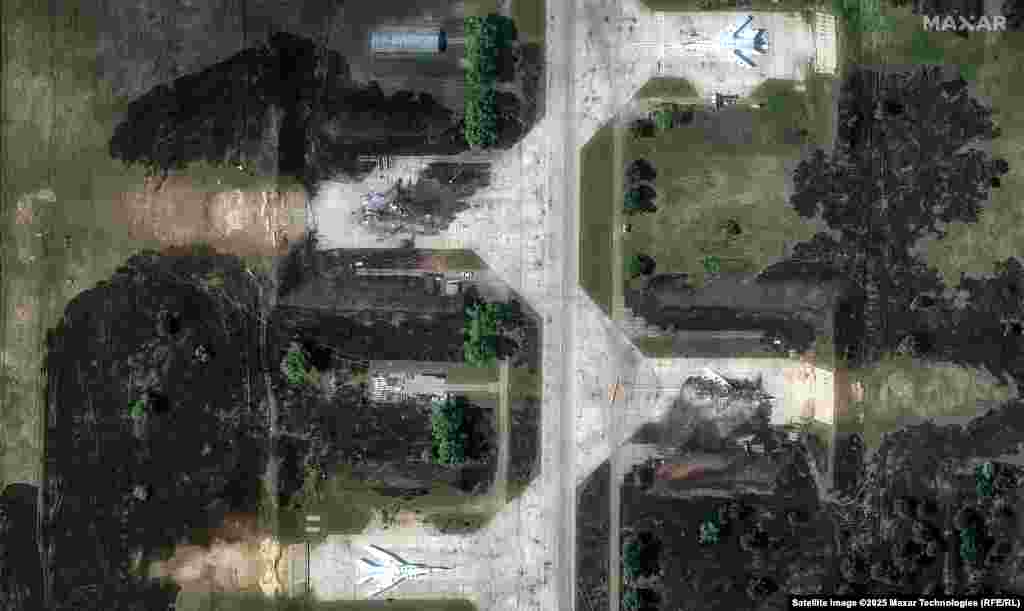 Бліжэйшы выгляд на стаянку расейскіх стратэгічных бамбардавальнікаў-ракетаносцаў ТУ-22М3 на авіябазе «Белая» Іркуцкай вобласьці. Два зь іх зьнішчаныя 1 чэрвеня падчас атакі ўкраінскіх бесьпілётнікаў. Відаць сьляды пажараў на зямлі. Спадарожнікавы здымак 4 чэрвеня 2025 году