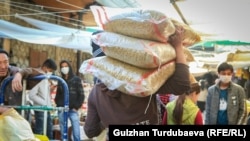 Ошский рынок в Бишкеке. 