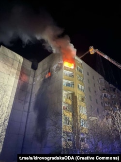 Російській безпілотник влучив у багатоповерхівку в Долинській, Кіровоградської області, 18 лютого 2025 року