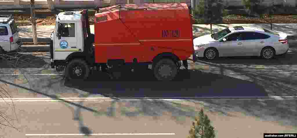 Ýerli ýaşaýjylaryň sözlerine görä, şu günler paýtagtyň ähli ýerlerinde, haýwanlar babatynda çäre görýän işgärler tarapyndan ulanylýan gyzgylt reňkli ýörite ulaglary görmek mümkin.